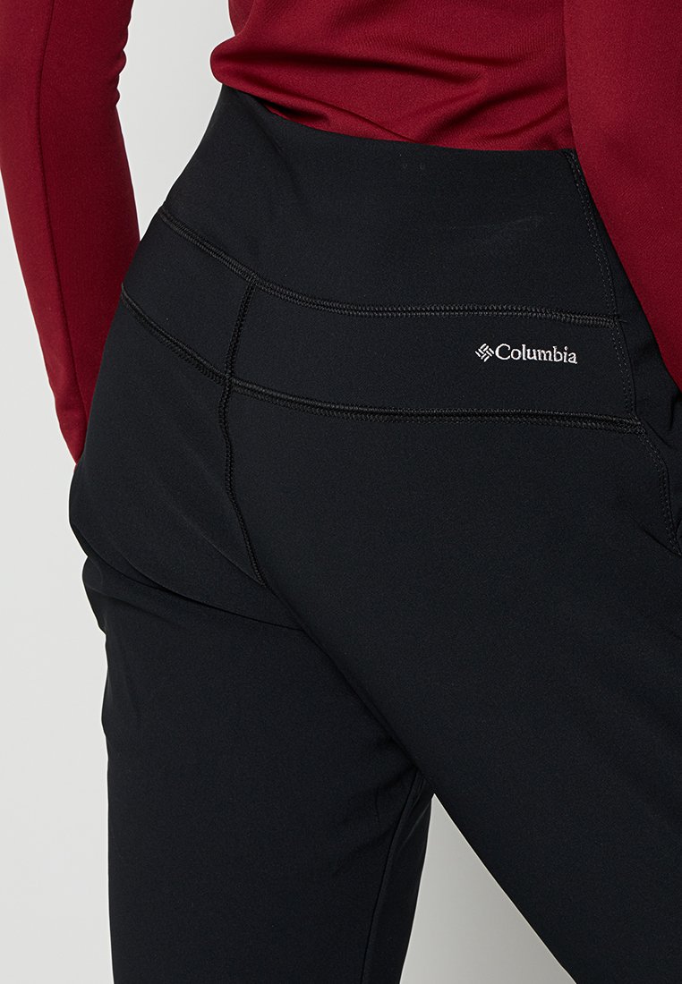 Czarne legginsy z wysokim stanem, teksturowana tkanina i kontrastowe szwy, z małym białym logo "Columbia" z tyłu.