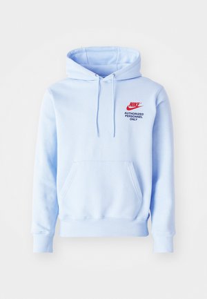 Világoskék kapucnis pulóver, puha anyagból, kenguruzsebbel és húzózsinóros kapucnival. Piros Nike logóval és fekete felirattal készült.