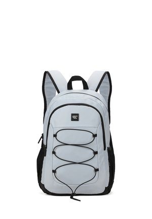 Zaino grigio chiaro con dettagli neri, dotato di scomparto principale con zip, spallacci regolabili e cordino elastico sul davanti.
