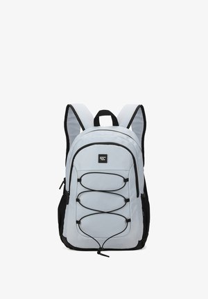 Lichtgrijze backpack met zwarte accenten, voorzien van een ritssluiting hoofdcompartiment, verstelbare schouderbanden en elastische koorddetails aan de voorkant.