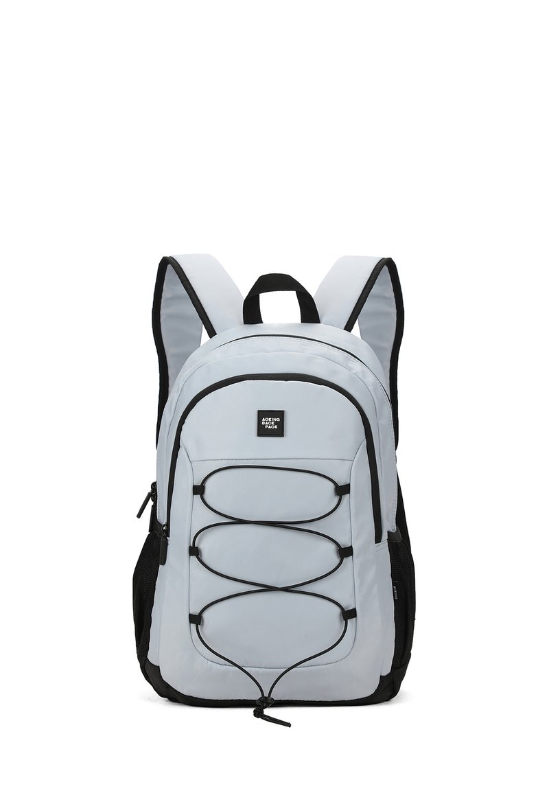 Sac à dos gris clair avec des accents noirs, présentant un compartiment principal zippé, des bretelles ajustables et un cordon élastique sur le devant.
