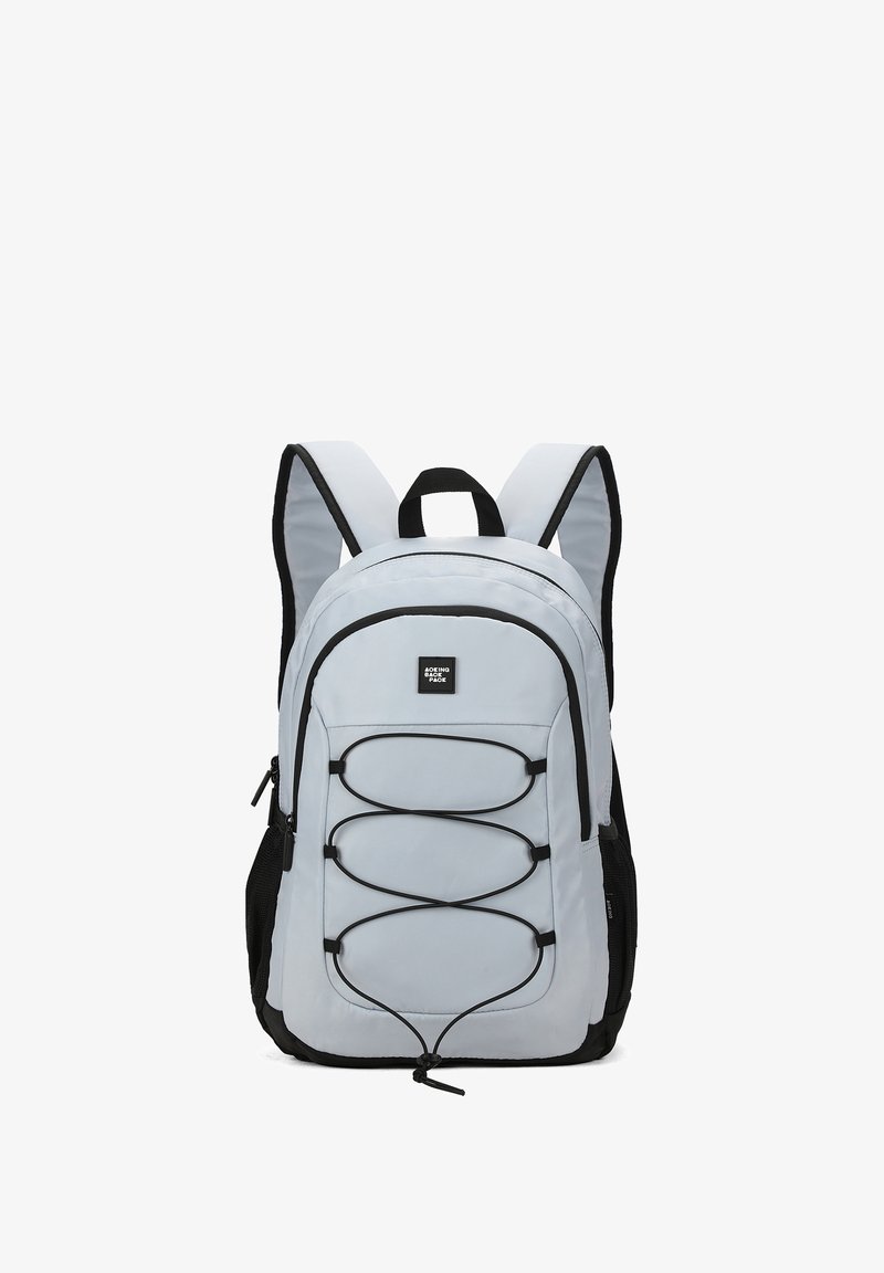 Zaino grigio chiaro con dettagli neri, dotato di scomparto principale con zip, spallacci regolabili e cordino elastico sul davanti.