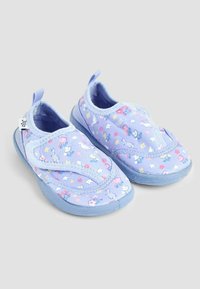 Ljusblåa slip-on skor med blommönster, med en mjuk ovandel av tyg och gummisula, utformade för komfort och enkel på- och avtagning.