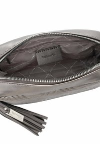 Borsa in pelle grigia con zip aperta, fodera in tessuto a motivi, tasca interna con zip e tassello in pelle grigia con tirazip in metallo con etichetta Tamaris.