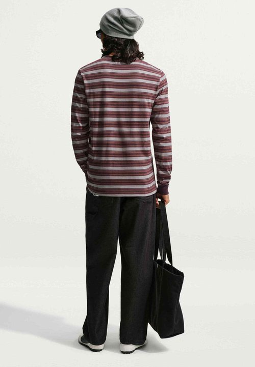 Nike U NSW TEE LSE LS CLUB STRPE - Camiseta de manga larga - smoke grey/burgundy ash — photo 2
