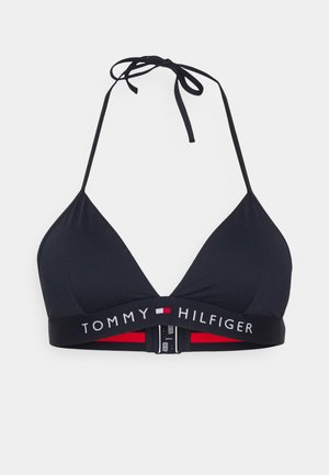Top de biquíni triangular preto com alças ajustáveis ao pescoço. Apresenta uma faixa larga com o logótipo "TOMMY HILFIGER" e um detalhe vermelho. Tecido liso e elástico.