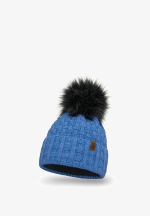 Bonnet tricoté bleu avec un motif texturé, comportant un pompon en fausse fourrure noire sur le dessus et une étiquette en cuir marron sur le côté.