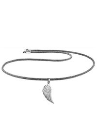 Silverfärgad flätad halsband med en vingformad hänge, som har detaljerade fjädrar och ett säkert lås.