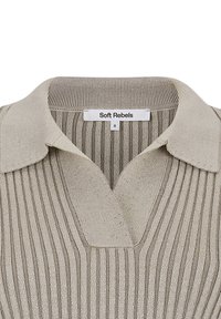 Haut en maille côtelée beige avec col ouvert et étiquette de marque Soft Rebels taille small visible à l'intérieur de l'encolure.