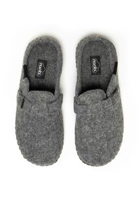 Zapatillas grises de fieltro con forma redondeada, que cuentan con una correa decorativa y costuras sutiles, diseñadas para la comodidad y el calor.