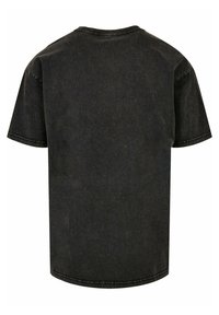 Svart denim t-skjorte med avslappet passform, korte ermer og rund hals. Stoffet har en myk tekstur med synlige sømdetaljer.
