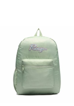 Mochila Roxy de color verde claro con un bolsillo delantero con cremallera y logo de la marca bordado sobre un fondo blanco liso.