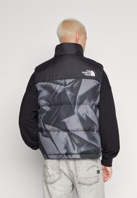 The North Face RETRO NUPTSE VEST - Liemenė - smoked pearl/garment fold print