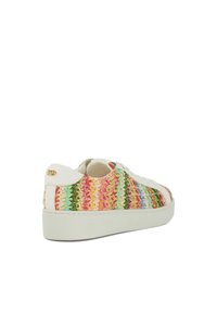Multikleurige geweven sneakers met witte leren accenten en veters, met een gestructureerd patroon, ronde neus en een lichte rubberen zool.