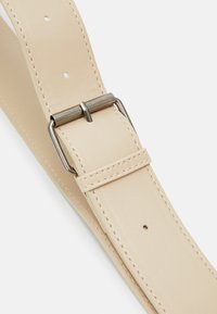 Karl Kani RETRO - Ledvinka - taupe