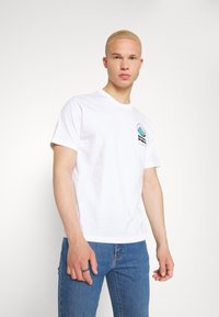 Levi's® SS RELAXED FIT TEE - T-shirt estampada - surf club white