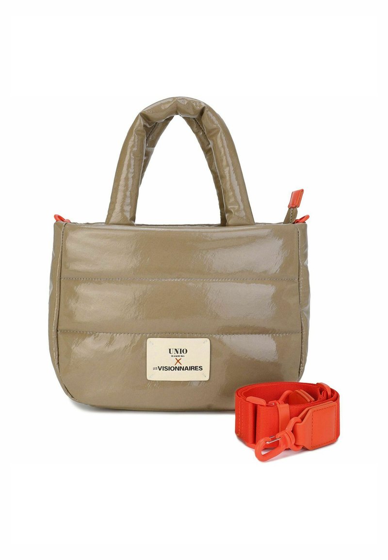 Hellbraune Lackleder-Handtasche mit gepolstertem Design, doppelten Griffen und abnehmbarem orangefarbenem Riemen. Auf der Vorderseite befindet sich eine Logo-Plakette.