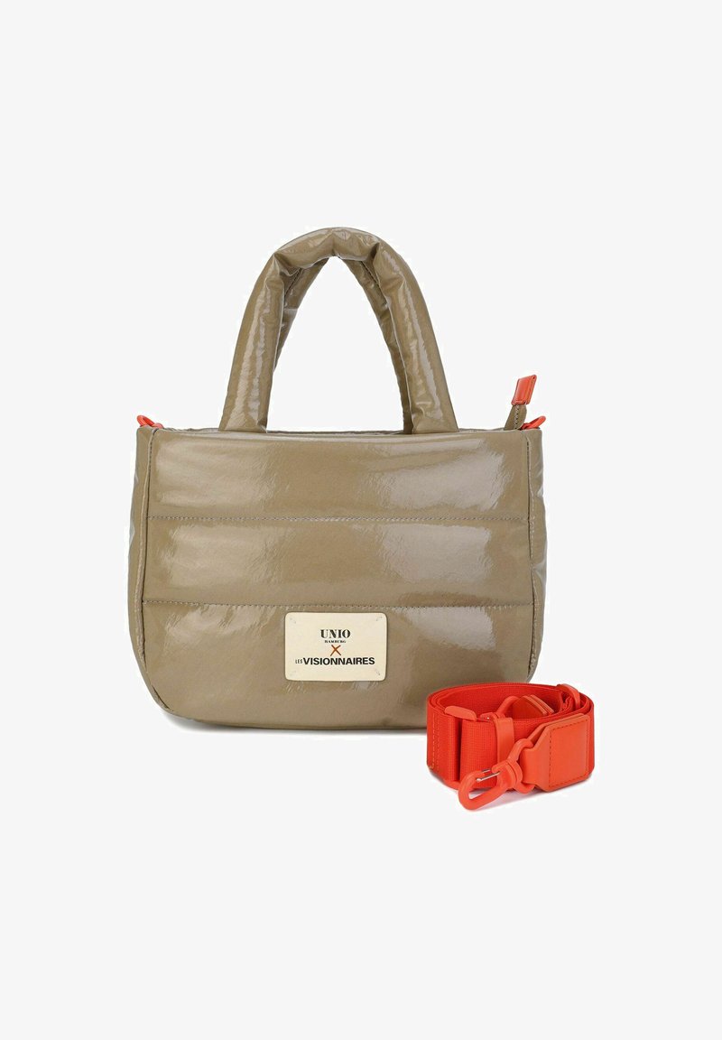 Hellbraune Lackleder-Handtasche mit gepolstertem Design, doppelten Griffen und abnehmbarem orangefarbenem Riemen. Auf der Vorderseite befindet sich eine Logo-Plakette.