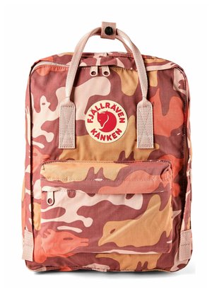 Roter und pinker Tarnmuster Fjällräven Kånken Rucksack mit Frontreißverschlusstasche und oberen Griffen, die mit einem Druckknopf gesichert sind.