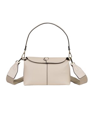 Beige rechthoekige leren handtas met klepsluiting, halve maanvormige handgreep en brede afneembare stoffen schouderriem met metalen gespen.