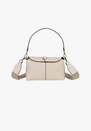 Beige rechteckige Ledertasche mit Klappenverschluss, halbmondförmigem Henkel und breitem, abnehmbarem Stoff-Schulterriemen mit Metallschnallen.