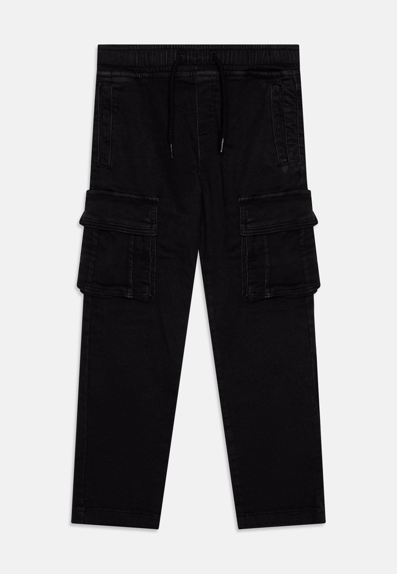 Pantalon cargo noir avec taille élastique, cordon de serrage, poches latérales à rabat et poches avant pour les mains sur fond uni.