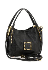 Borsa a mano in pelle nera con borchie dorate, doppi manici, tracolla regolabile e un'etichetta in pelle con logo sul fronte.