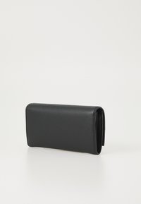 Svart skinnlommebok med teksturert overflate, rektangulær form og avrundede kanter. Magnetisk lukking, minimalistisk design og uten synlige pynt.
