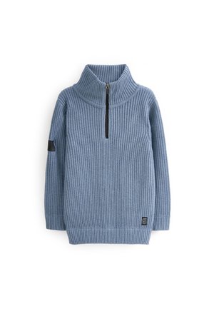 Niebieski prążkowany sweter z półgolfem na zamek, długimi rękawami oraz czarnymi materiałowymi łatami na lewym rękawie i dole.