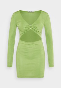 Vestido longo verde de mangas compridas com um decote em V profundo, design recortado e centro plissado com um detalhe circular. Feito de um tecido suave.