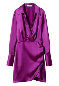 Lila Satin-Wickelkleid mit langen Ärmeln, breiten Manschetten, Kragen und einem tiefen V-Ausschnitt. Der asymmetrische Saum verleiht einen modernen Touch.