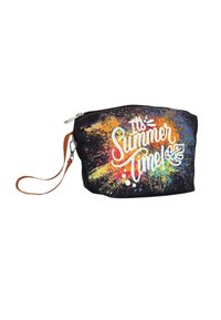 Pochette cosmetica nera con zip, decorata con un design a macchie colorate, che presenta la scritta "È tempo d'estate!" in bianco. Include un cinturino marrone da polso.