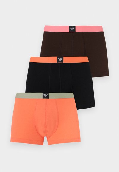 Drei Herren-Boxershorts in Braun, Schwarz und Orange, jeweils mit einem kontrastierenden Bund und einem Logoetikett in der Mitte vorne.