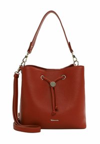 Borsa a secchiello in pelle rossa con una finitura texturizzata, chiusura a coulisse e tracolla removibile. Presenta hardware in tonalità argento e dettagli del logo.