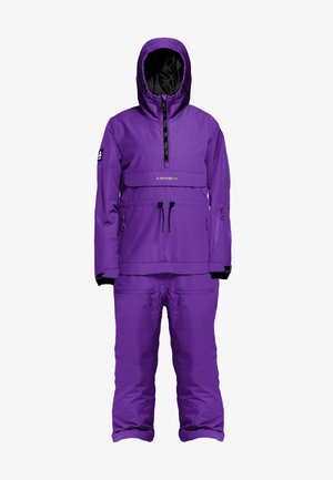 Fialový izolovaný zimný oblek s pulóvrovou kapucňou a zodpovedajúcimi nohavicami, vybavený zipsovými vreckami a nastaviteľným šnúrkovým pásom. Textúrovaná látka.