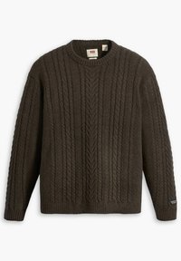 Ciemnobrązowy sweter w splot warkoczowy z okrągłym dekoltem i ściągaczami na rękawach. Posiada teksturowane wzory oraz metkę z logo na dolnej stronie.