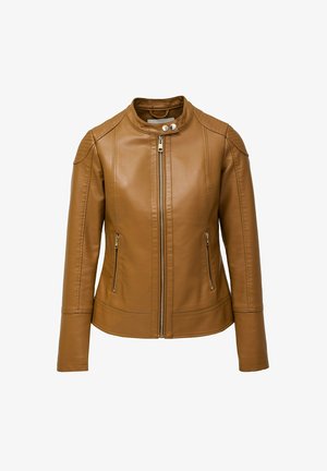 Chaqueta de cuero sintético marrón con un cuello alto, cierre de cremallera y dos bolsillos frontales. Presenta detalles acanalados en los hombros y un diseño ajustado.