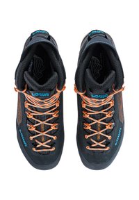 Zwarte wandelschoenen met oranje veters, textuur materialen, versterkte neus en gevoerde kraag. Beschikt over een blauw logo en inzetstukken van mesh voor ademend vermogen.