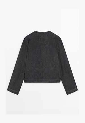 Ciemna kurtka dżinsowa z długim rękawem, o prostym kroju, bez kołnierza i widocznym przeszyciem na szwach i mankietach, widziana od tyłu.