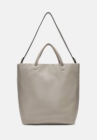 Grau Ledertasche mit doppelten Obergriffen und einem abnehmbaren schwarzen Gurt. Glatte Textur und minimalistisches Design mit subtiler Markenkennzeichnung am Boden.