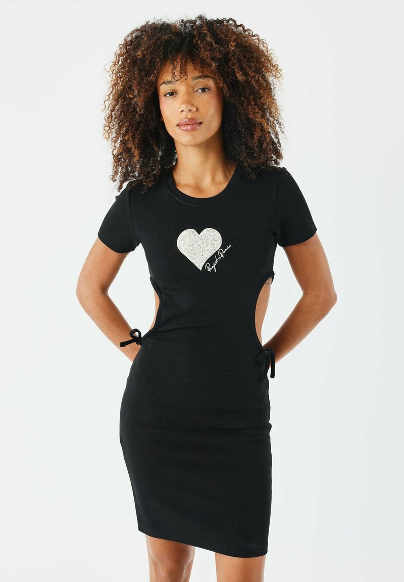 Robe noire à mi-mollet avec des manches courtes, motif en forme de cœur et texte sur le devant, découpes sur les côtés et nœuds au niveau de la taille.