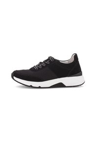 Schwarzer Sneaker mit Obermaterial aus Mesh und Wildledereinsätzen, weißer Gummisohle, runder Zehenkappe und flachen Schnürsenkeln mit kontrastierenden Details.