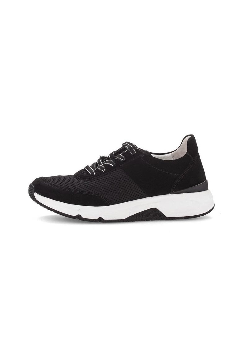 Schwarzer Sneaker mit Obermaterial aus Mesh und Wildledereinsätzen, weißer Gummisohle, runder Zehenkappe und flachen Schnürsenkeln mit kontrastierenden Details.