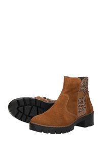 Bottines en daim marron avec une semelle épaisse noire, présentant un panneau imprimé décoratif à l'arrière et une fermeture éclair sur le côté.