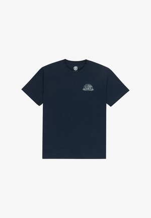 Granatowy bawełniany t-shirt z krótkimi rękawami, okrągłym dekoltem i małym nadrukiem logo na lewej piersi. Gładka, miękka tekstura.