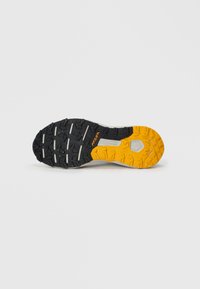Schwarze und gelbe robuste Schuhsohle mit tiefen Profilen und "PRESA"-Branding auf schlichtem weißen Hintergrund.