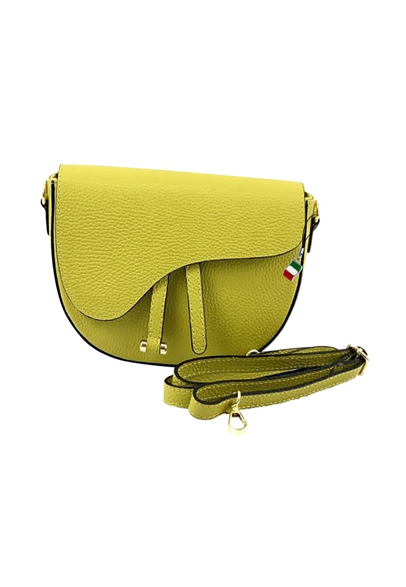 Geel lederen crossbody tas met een gebogen klep, decoratieve banden en een afneembare schouderband. Heeft gouden hardware en een klein Italiaans vlagaccent.