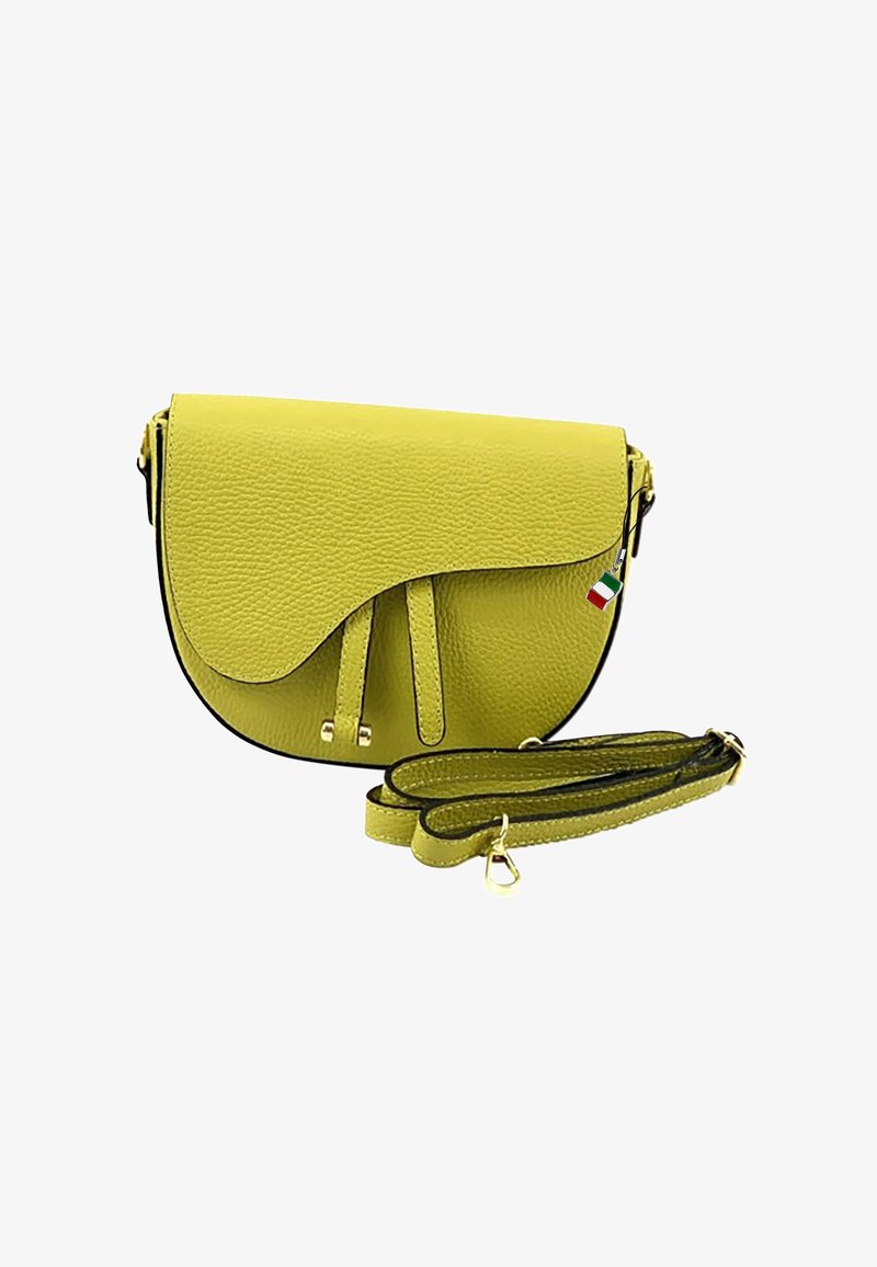 Geel lederen crossbody tas met een gebogen klep, decoratieve banden en een afneembare schouderband. Heeft gouden hardware en een klein Italiaans vlagaccent.