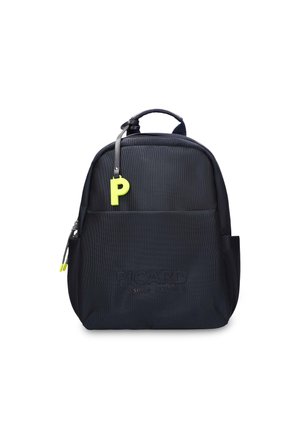 Schwarzer Picard Rucksack mit Vordertasche, seitlichen Netzfächern, gelben Reißverschlusslaschen und einem gelben "P" Schlüsselanhänger, der am oberen Griff befestigt ist.