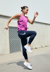 Nike Performance AEROSWIFT SINGLET - Débardeur - hot fuchsia/black